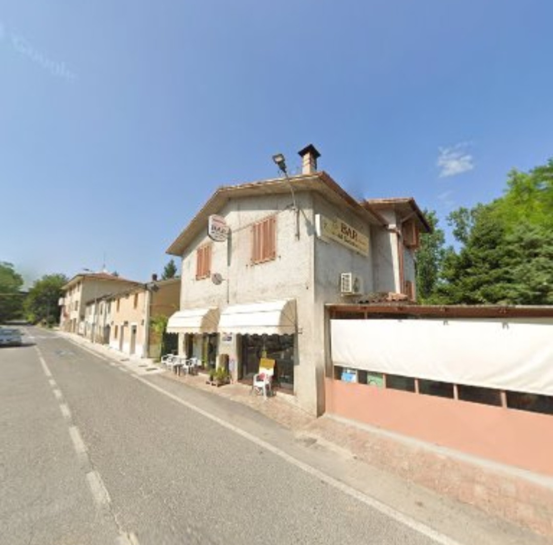 Il Bar Cacciatore lungo la strada provinciale di San Severino Marche